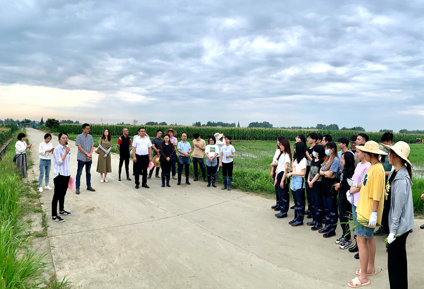 西南财经大学教务处副处长廖春华动员讲话。人民网 王波摄 西南财经大学教务处副处长廖春华动员讲话。人民网 王波摄